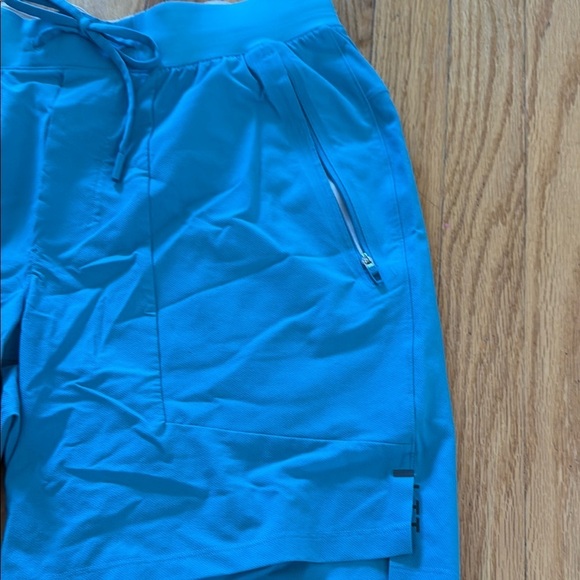 Lululemon M License to Train linerless turquoise Blue Athletic Shorts great cond - Picture 8 of 8